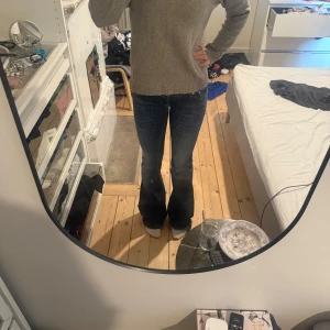 Beige stickad tröja  - Säljer en jätte fin och skön stickad tröja från Vero Moda i storlek S. Tröjan sticks inte alls och passar perfekt till vardags, skriv via funderingar💕