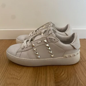 Valentino rockstud  - Säljer nu dessa snygga valentino rockstud sneakers | Storlek 36 | Bra skick |  Silviriga nitar