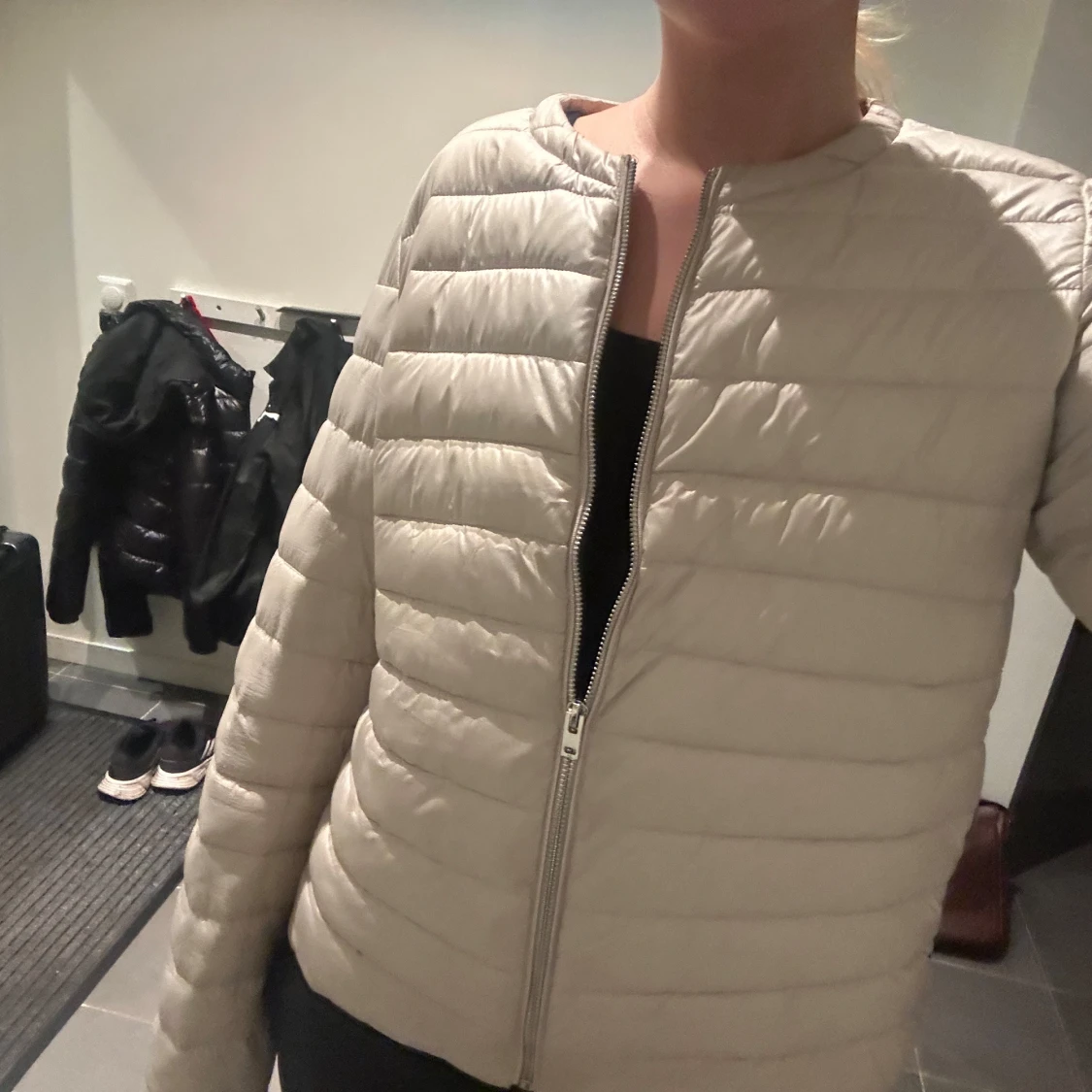 Cremevit dunjacka från Mango  - 1