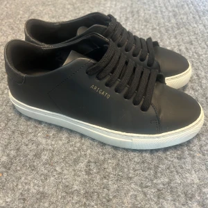 Arigato sneakers - Säljer nu mina Axel arigato Clean 90 glitter sneakers då jag fick dom i present förra året men de är lite för små.🥹Jätte fint skick, endast lite slitet bak vid glittret (se sista bilden). Storlek 37! Säljs inte längre 😍Nypris 2650kr
