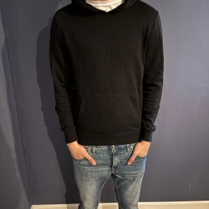 Svart hoodie från Urban Classics - Säljer denna svarta hoodien från Urban Classic. Köpt för ungefär 499. Men eftersom tröjan är använd mycket så är mitt pris: 149kr. Hör av er vid frågor eller funderingar!