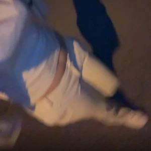 Vita kostymbyxor  - Säljer ett par vita kostym byxor dom har en fläck längst ner som knappt inte syns snabb affär kan sänka priset om de är så för fläcken storleken är 38 short 