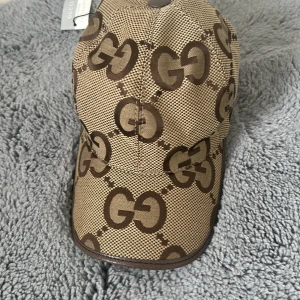 Gucci beige keps med GG-mönster - Gucci keps som är helt oanvänd. Pris kan diskuteras och vid köp så får ni med er kartong och duk. Storlek M