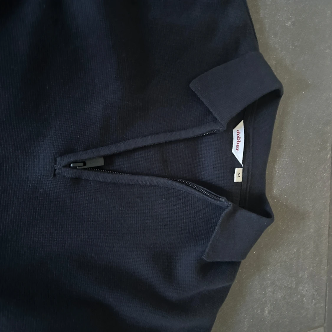 Mörkblå stickad tröja med half zip - 1