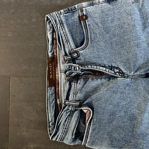Ljusblå jeans från Sand - Säljer ett par ljusblå jeans från Sand med klassisk femficksdesign och snygga kontrastsömmar. Jeansen har rak passform, normal midja och är tillverkade i mjukt denimtyg. Perfekta för dig som gillar en stilren och tidlös look. Använda max 2 gånger. Ny pris 2400kr
