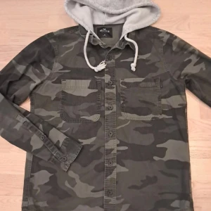 Unik overshirt från Hollister - Säljer denna snygga overshirten från Hollister i camouflage 