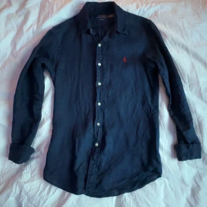 NÄSTAN HELT NY skjorta från Polo Ralph Lauren - Säljer nu min feta linne skjorta från Polo Ralph Lauren. Skick 10/10 använd 2 gånger. Passar dig mellan 165-180, hör av dig om fler frågor och bilder👍
