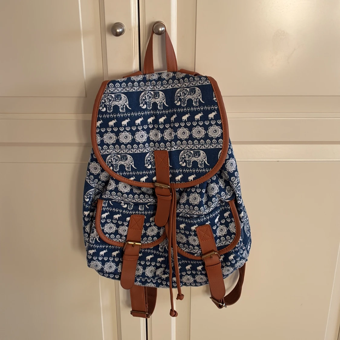 Blå ryggsäck med elefantmönster