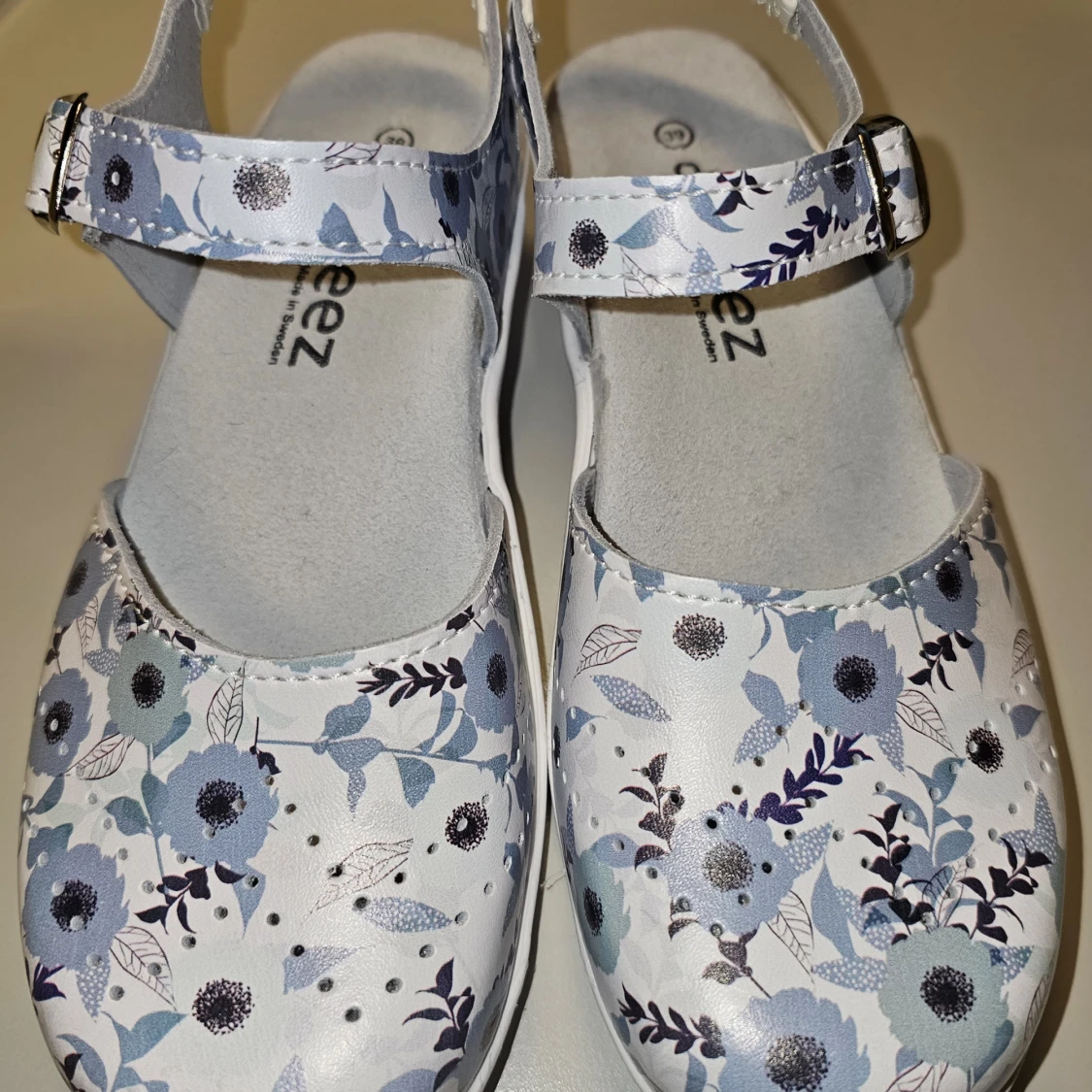 Blommiga sandaler från Feez