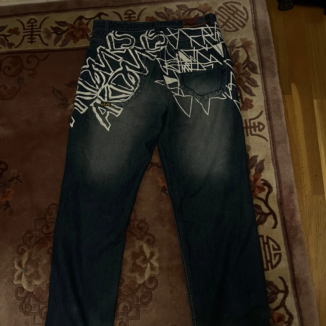 D-Noise jeans med vit graffiti print