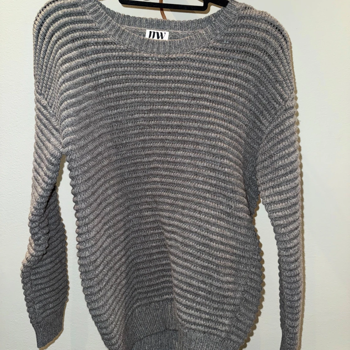 Grå ribbstickad tröja