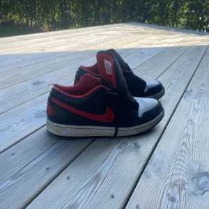 Jordan 1 low White Toe - Säljer dessa riktigt feta Jordans eftersom att dem inte passar mig längre. Nypris för dessa är Ca 1400 och mitt är 350. Sem har lite defekter som man kan se på bilderna men det är inte något som man riktigt tänker. På sista bilden kan man se ett par andra skor och om ni vill ha med dem så kan vi nog fixa en deal. Båda är storlek 43, priset är inte hugget i sten.