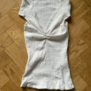 Zara topp - Säljer denna Zara topp då den tyvärr inte kommer till så mycket användning, använt få gånger och är väldigt stretchig.