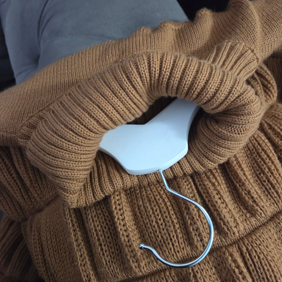 Brun stickad tröja med polokrage - 4