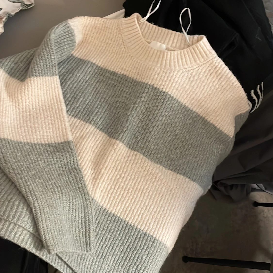 Randig stickad tröja i grått och vitt