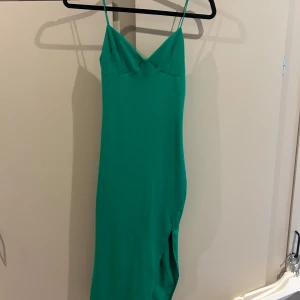 Figursydd klänning  - Figursydd klänning med slits från bershka, använd 1 gång 💚