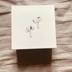 AirPods+Pro - 🎶 AirPods Pro (helt nya!) – Ljudmagi i dina öron! 🎶  🆕 Knappt använda – fortfarande i förpackning!  🔊 Grym brusreducering & kristallklart ljud – perfekt för musik, poddar eller samtal!  🎧 Trådlös frihet med Apple-kvalitet – komfort hela dagen!  ⚡ Snabb laddning & lång batteritid – redo för alla äventyr!  📦 Originalkartong + allt ingår – som en present till dig själv eller någon annan!  💸 Säljes till superpris – skynda innan de försvinner!