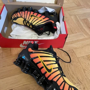Nike Air Max Shox  - Nike Shox i en riktigt fet färgkombination! Aldrig använda, box ingår. Kan gå med på byta, bara att höra av dig vid frågor! 🕺🏼🕺🏼