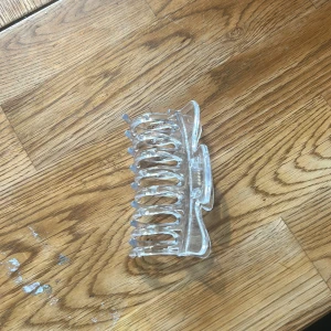 Transparent hårklämma i plast - Snygg och stilren hårklämma i transparent plast med klassisk form och stark fjäder. Perfekt för att snabbt sätta upp håret och passar till alla hårtyper. Enkel att matcha med olika outfits och superpraktisk att ha med sig i väskan.