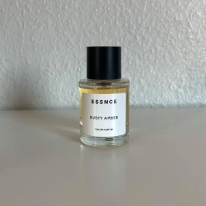 Dusty amber från Essnce -  Vill du dofta som Carolina Herreras Good girl så är denna just för dig! Parfymen är en väldigt elegant parfym som passar dig som vill ha en parfym som kommer få dig att känna dig självsäker. Dusty amber har en blandning av noter såsom mandel, kaffe och lime men även vanilj, pralin och tonkaböna vilket verkligen ger parfymen en söt och djup underton. Passa på att köpa💗