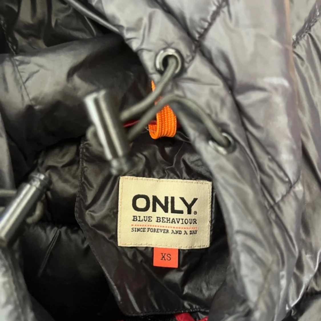 Svart pufferjacka från ONLY XS - 1
