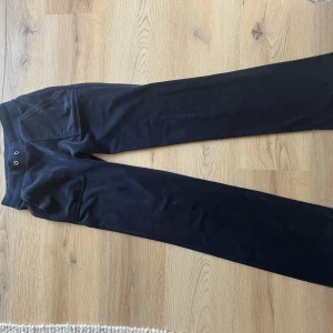 Blå manchesterbyxor med fickor - Blå manchesterbyxor med raka ben och stora fickor både fram och bak. Byxorna har silverfärgade knappar på bakfickorna och en bekväm midja. Perfekta för en chill och stilren look.