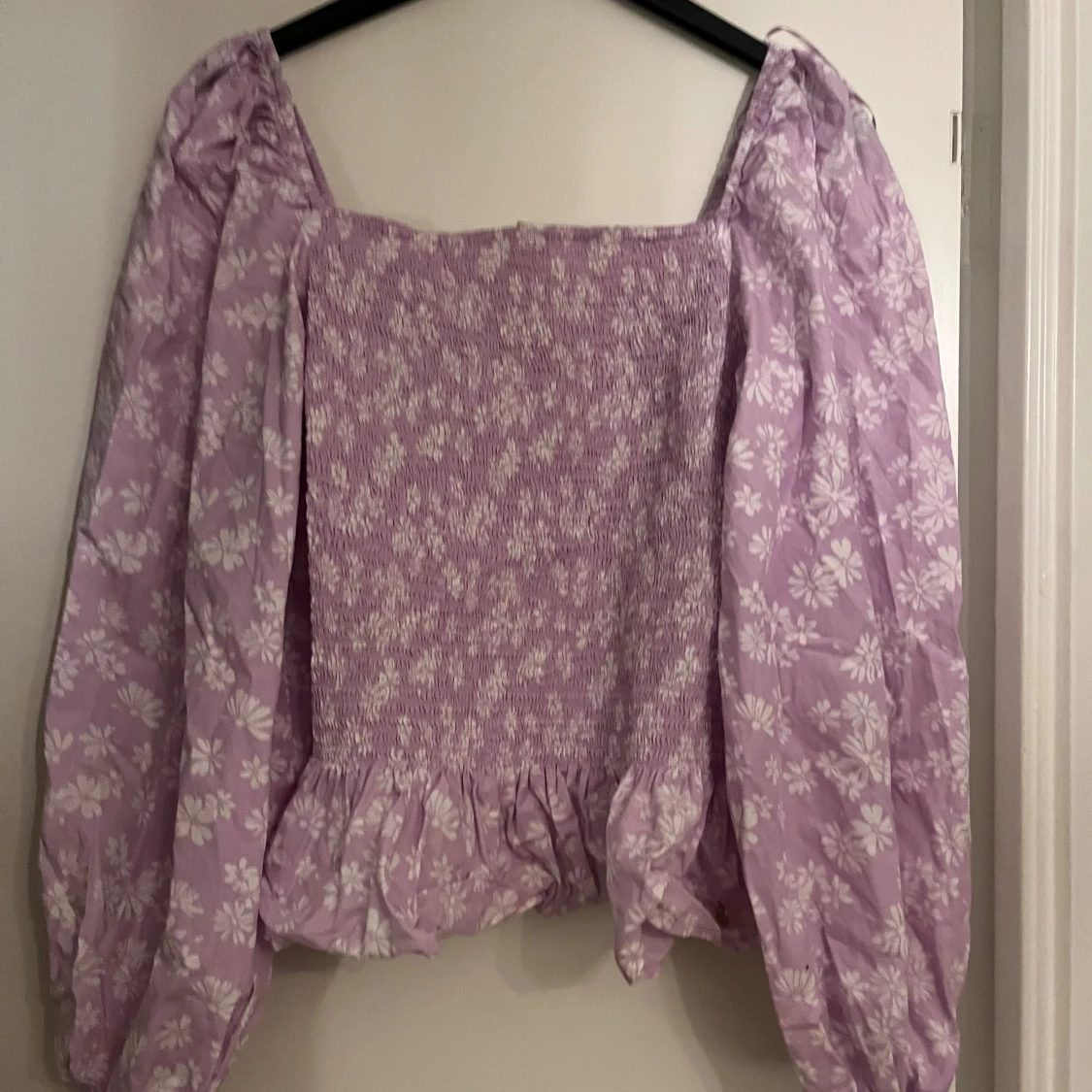 Lila blommig blus med puffärmar