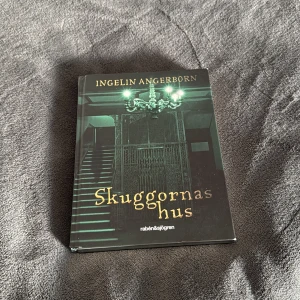 Skuggornas hus - En spännande och mysryslig bladvändare om mystiska händelser i ett gammalt hus. Perfekt för dig som gillar mysterier, hemligheter och lite lagom läskiga berättelser. Skriven av succéförfattaren Ingelin Angerborn.