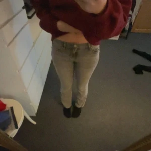 Gråa Perfect Jeans bootcut - Snygga grå jeans från Perfect Jeans i bootcut modell. Jeansen har klassisk femficksdesign, normal passform och är tillverkade i mjukt jeanstyg. Perfekta för dig som gillar en enkel och stilren look.