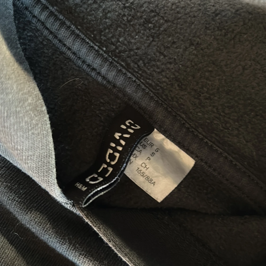 Svart hoodie med tryck från Divided H&M - 2
