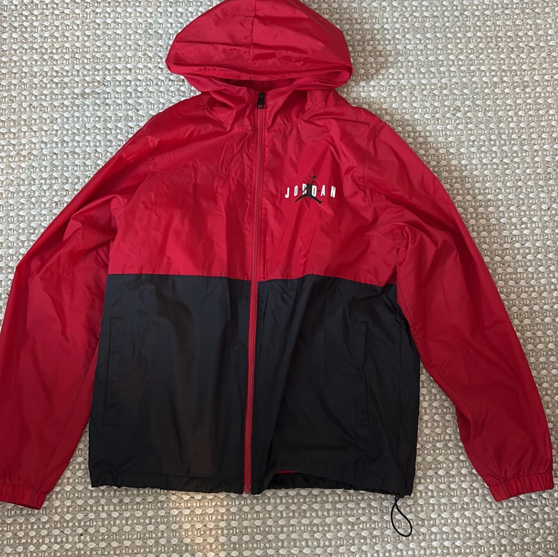 Röd och svart Jordan vindjacka
