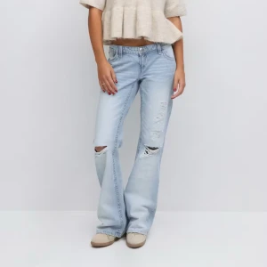 14+ low loose bootcut jeans - Lågmidjade loose bootcut jeans med hål/revor från Gina tricot 14+. Helt nya med prislappen kvar, säljer då de är för långa för mig som är 165. Slutsålda på hemsidan. Kommer max sänka till 399 vid snabb affär då jag annars lika gärna kan lämna tillbaka dom💞 finns även på min vinted julia.windh