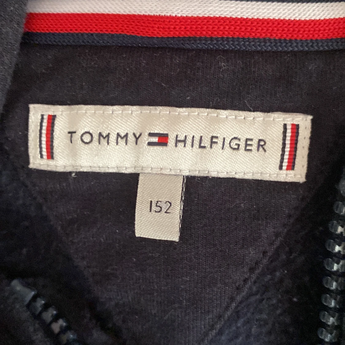 Svart hoodie från Tommy Hilfiger - 2