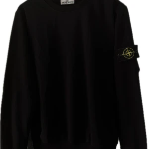 Stone Island sweatshirt - Svart sweatshirt från Stone Island med klassisk rund hals och ikonisk patch på vänster ärm. Tröjan är i bomull och har en clean, stilren look som passar perfekt till streetwear. Ribbstickade muddar vid ärmslut och nederkant för extra komfort.