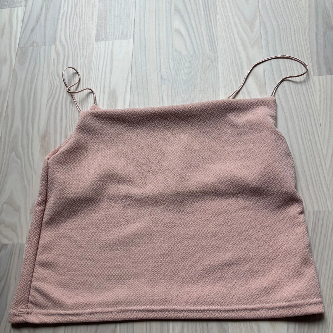 Ljusrosa linnetopp med tunna axelband - 1