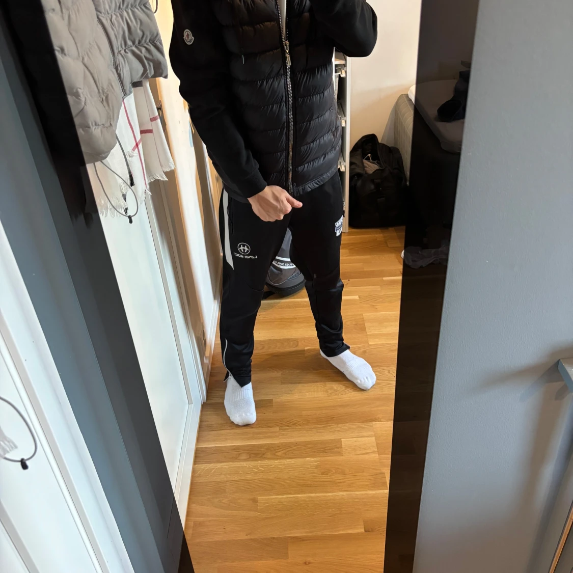 Svart pufferjacka med huva från Moncler - 3