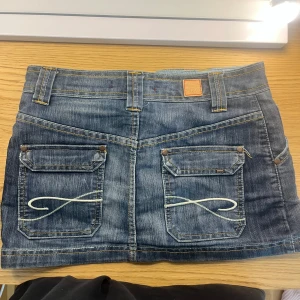 Jeanskjol  - Säljer en snygg kort jeanskjol.