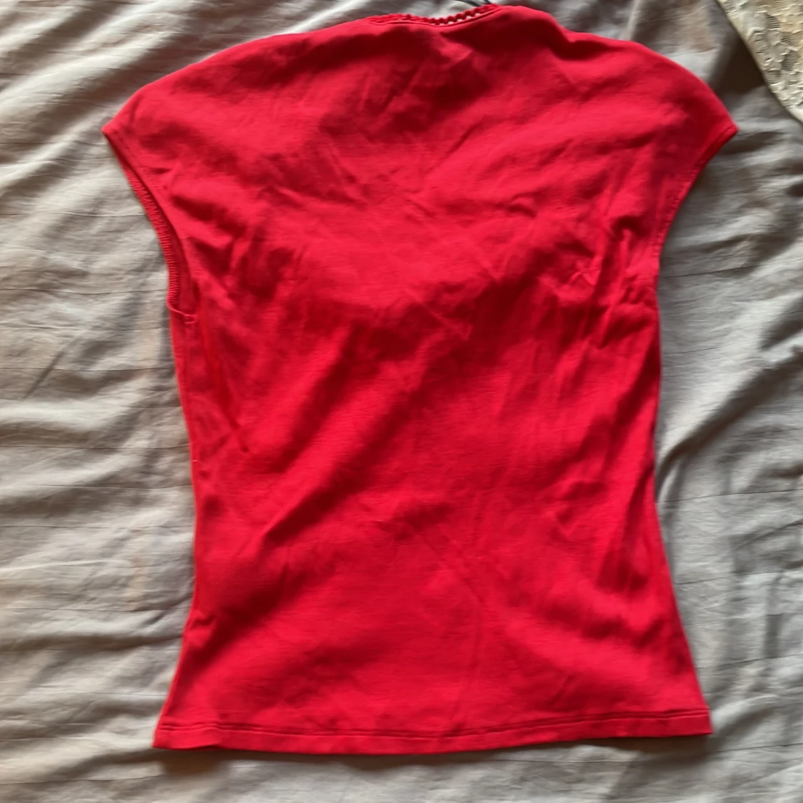 Röd topp med v-ringning från H&M - 1