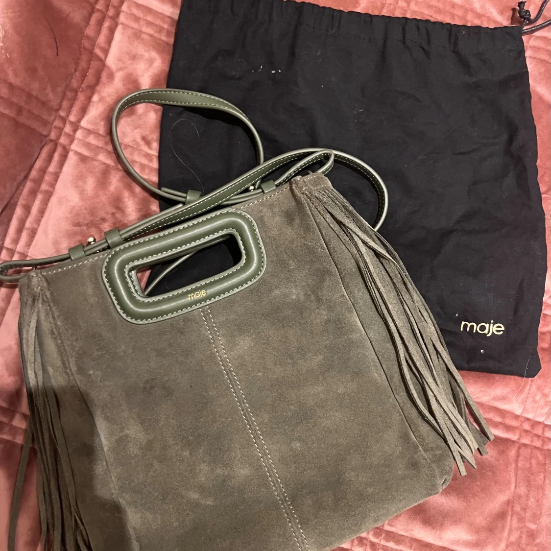 Olivgrön mocka axelväska från Maje
