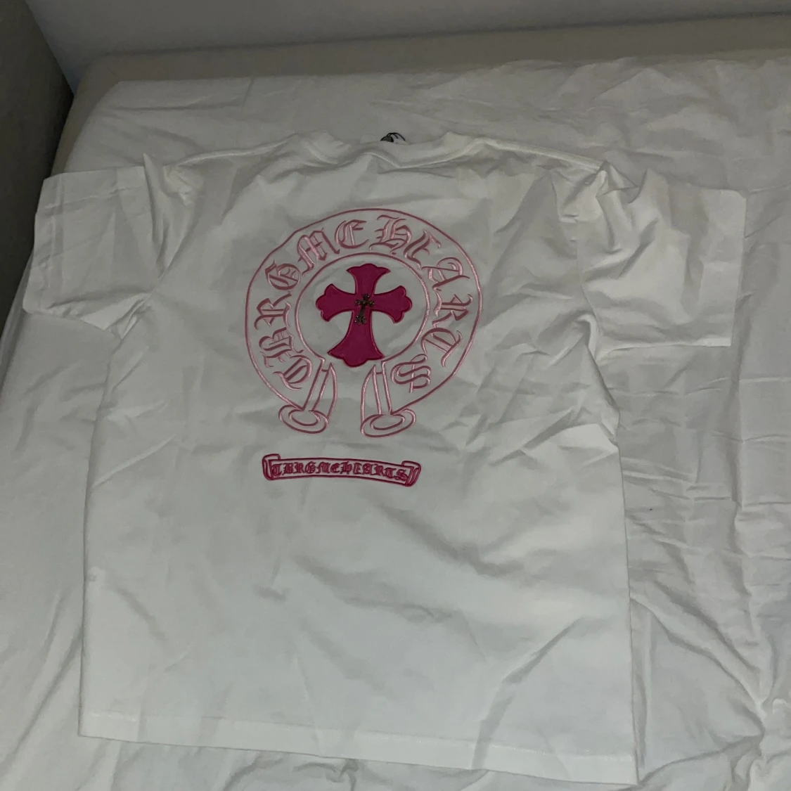Vit Chrome Hearts t-shirt med rosa kors - 1
