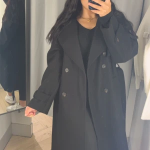 Svart kappa från Vila, storlek 40 - Stilren svart kappa från Vila använts inte längre.