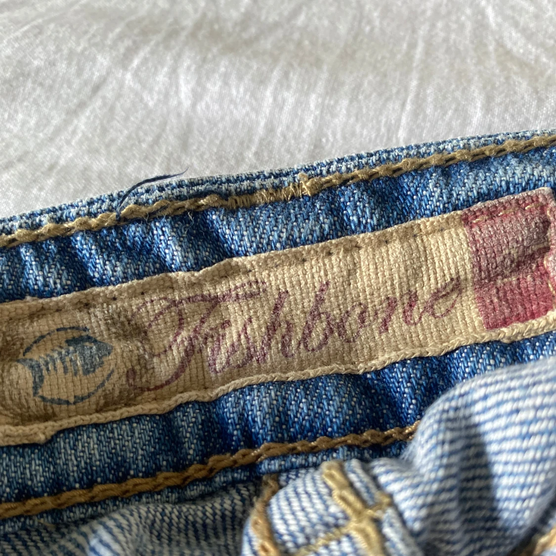 Blå jeans från Fishbone med slitningar - 2