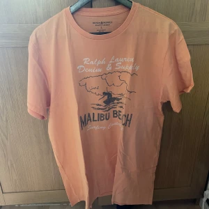 Ralph Lauren t-shirt - Riktigt snygg Ralph Lauren t-shirt med tryck som passar perfekt till sommaren. Skicket är väldigt bra och storleken är L. 