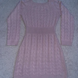 Babyrosa vinter klänning  - Jätte fin ljusrosa klänning som passar nu till vinter! Har använt totalt 3 gånger. Jag fick den i present så jag vet inte direkt vart den är från. Men passar både S och M!  Skriv om ni vill ha mer information eller bilder!