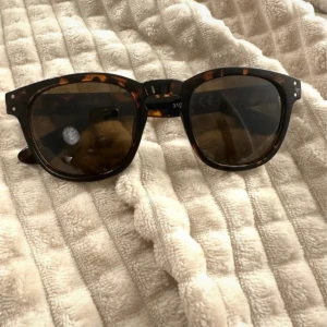 Solglasögon med leopard mönster - Solglasögon med leopard mönster. Som ni ser är dessa använda och därav har dem fått en repa på ena sidan av glaset!