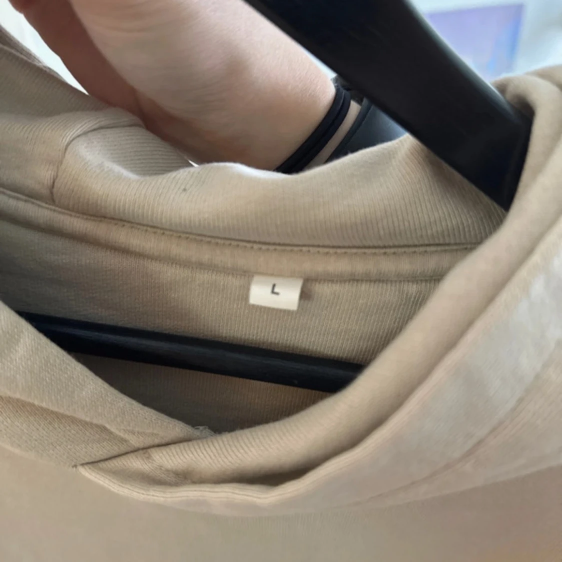 Beige hoodie med tryck "Tröjan du hatar" - 2