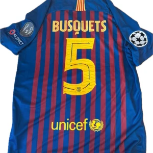 Barcelona kit 2018 CL - Säljer nu denna riktigt fina Barcelona tröjan från 2018 med CL badge. Sergio Busquets på ryggen och i riktigt fint skick. Storlek: M