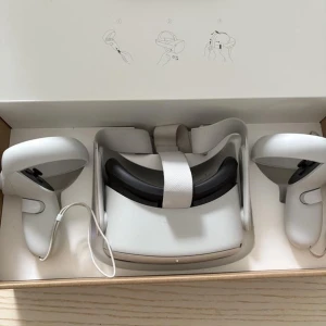 Meta Quest 2 VR Headset 128 gb + 3 spel - Meta Quest 2 – 128 GB (bra skick, lite använd)  Säljer mitt VR-headset i fint skick. Allt fungerar som det ska och kommer med originaltillbehör. Endast använt lite.  128 GB lagring Levereras med kontroller & laddkabel Spelen på kontot ingår (värde ca 800 kr):  • Thrill of the Fight 2  • Blade & Sorcery:Nomad  • SUPERHOT VR  Perfekt paket för dig som vill komma igång direkt med VR utan att behöva köpa spel separat.  Pris: 2 150 kr (pris kan diskuteras vid snabb affär)
