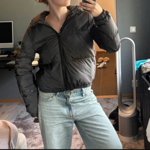 Pufferjacka - Pufferjacka från H&M💕 perfekt nu inför höst och vinter 🍂 är storlek xxs men funkar för xs också (jag som är på bilderna är xs)
