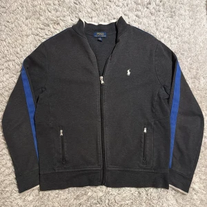 Ralph Lauren ziptröja - | Condition: 5/10 | Color: Black, Gray and Blue | What is included: ziptröja | Retail price: 1600kr |
